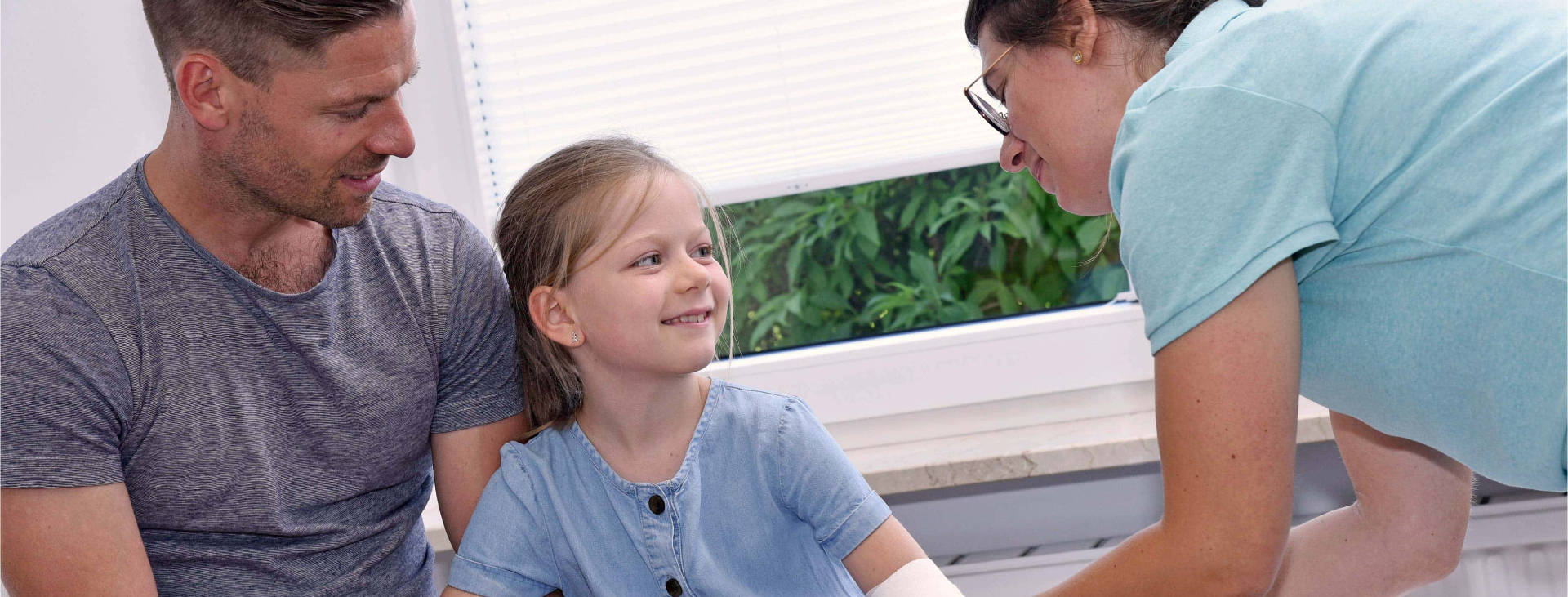 Frau Doktor untersucht ein Kind